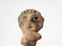 Ame Ker 38  Ker 38, Mexiko, Zentrales Hochland, Präklassische Periode, ca. 600-200 v. Chr., Fragment einer Figur, Ton, L 5,2 cm, B 3,3 cm : Museumsfoto: Claus Cordes, Bestandskatalog Ethnologie